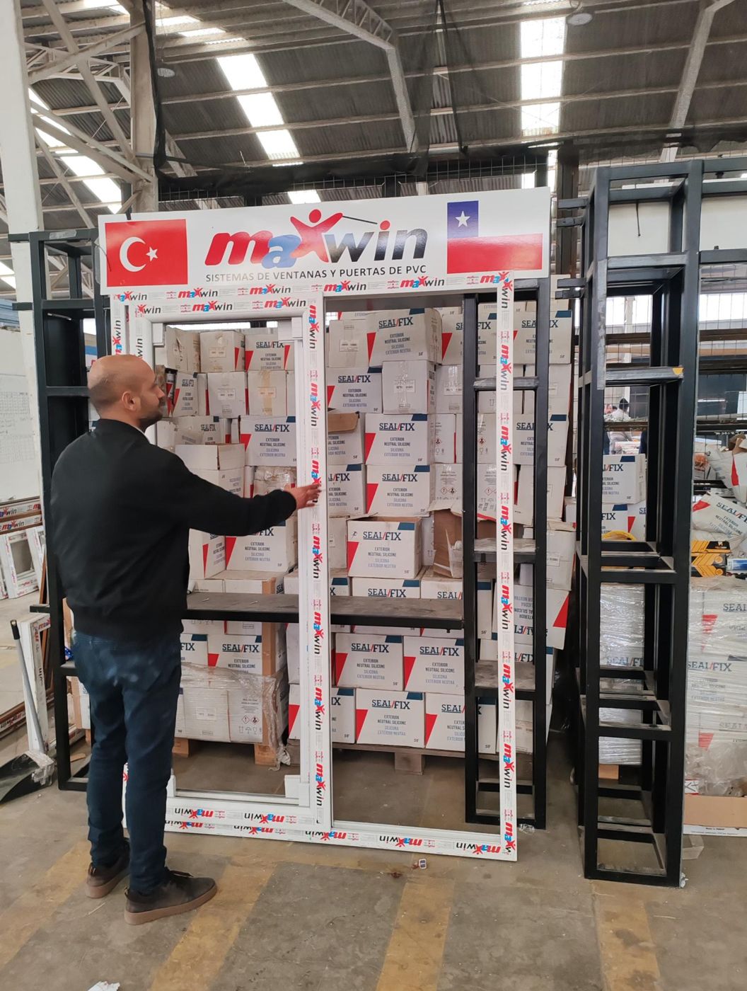 Exhibidor de sistemas de ventanas y puertas de PVC Maxwin