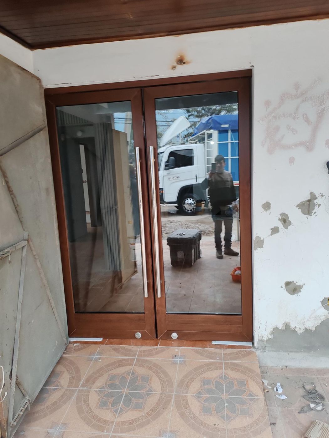 Puerta doble vidriada de PVC nogal con tiradores