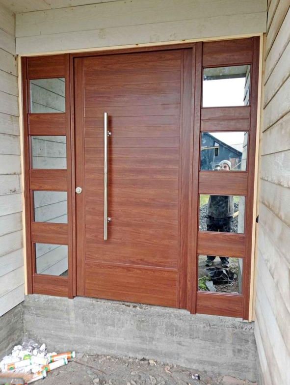 Puerta principal de PVC con lucernarios laterales