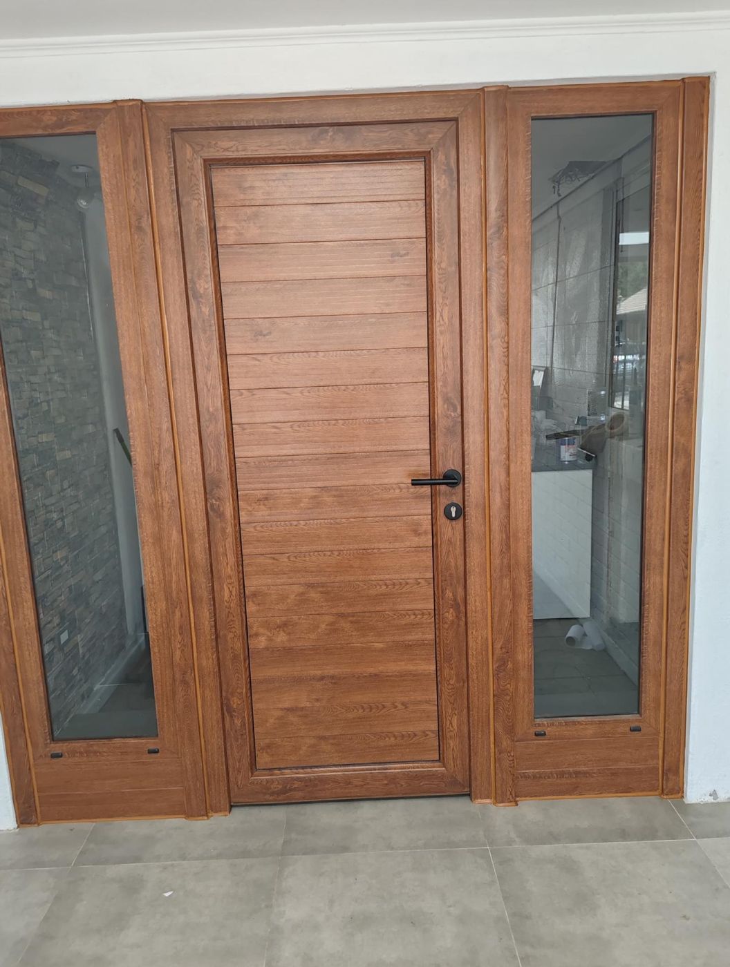 Puerta de PVC roble con paños fijos laterales