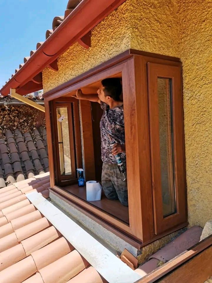 Instalación de bay window de PVC nogal