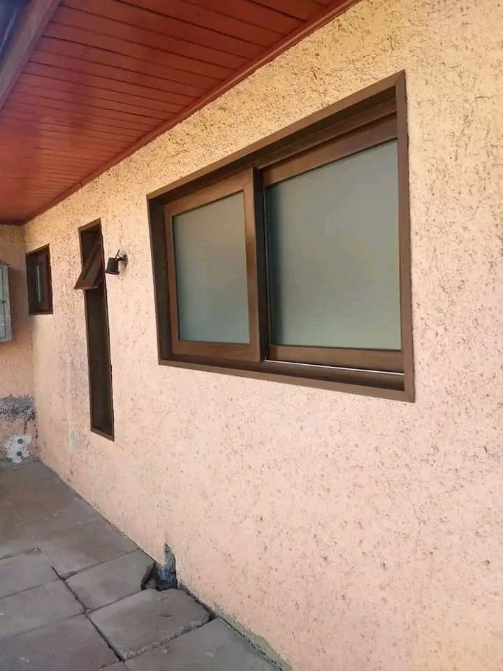 Ventana corredera de PVC con vidrio esmerilado