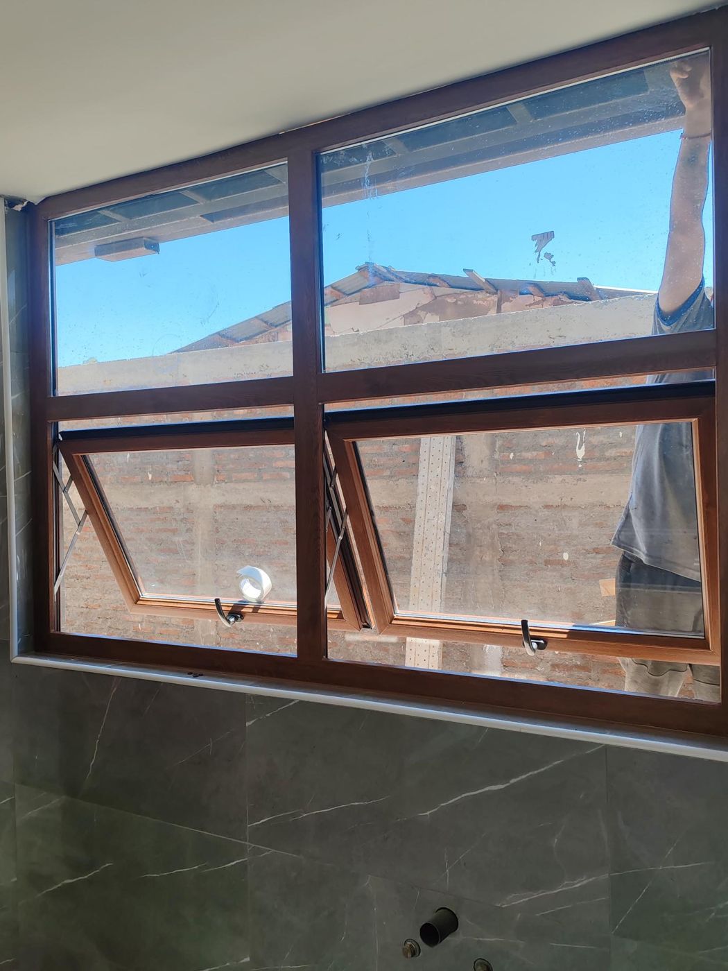 Ventanas proyectantes de PVC nogal en baño